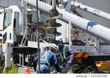 穴掘建柱車による電柱交換工事掘削作業 穴掘建柱車による電柱交換工事掘削作業 123161088