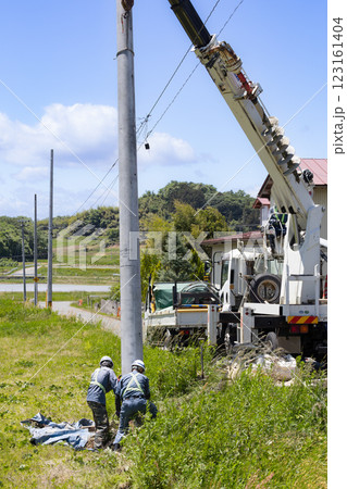 穴掘建柱車による電柱交換工事建柱工事 123161404