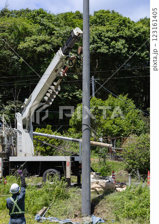穴掘建柱車による電柱交換工事建柱工事下げ振り確認 穴掘建柱車による電柱交換工事建柱工事下げ振り確認 123161405