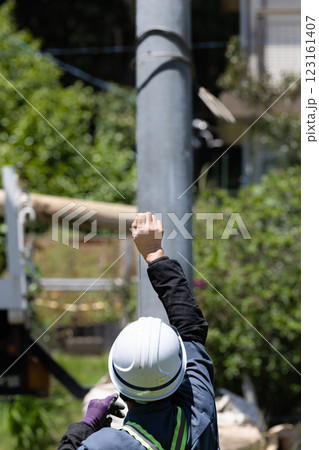 穴掘建柱車による電柱交換工事建柱工事下げ振り確認 123161407