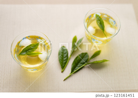 新茶を冷やして頂く 新茶を冷やして頂く 123161451