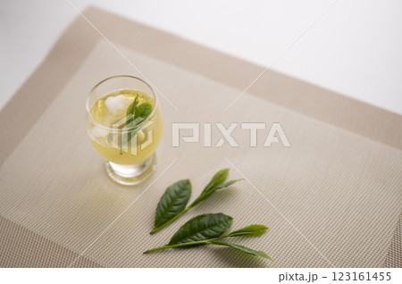 新茶を冷やして頂く 新茶を冷やして頂く 123161455