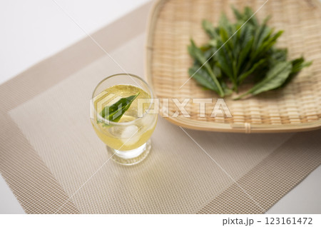 新茶を冷やして頂く 新茶を冷やして頂く 123161472