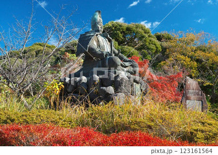 秋の鎌倉 源氏山公園の紅葉に佇む武者像青空に映える 秋の鎌倉 源氏山公園の紅葉に佇む武者像青空に映える 123161564