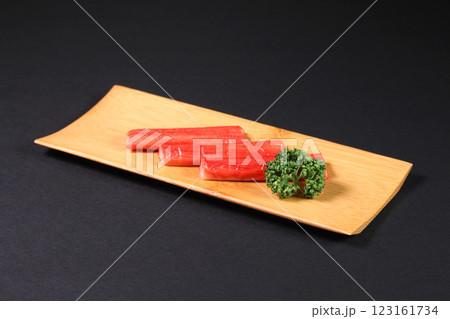 竹皿の上のカニカマ 123161734