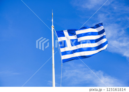 青空にはためくギリシャ国旗 123161814