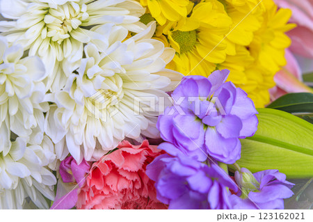 和の趣を感じる、菊入りフラワーアレンジメント 123162021