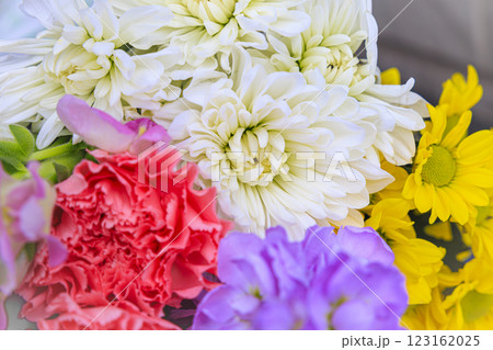 和の趣を感じる、菊入りフラワーアレンジメント 123162025