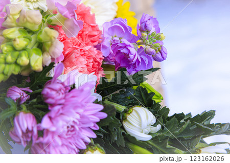 和の趣を感じる、菊入りフラワーアレンジメント 和の趣を感じる、菊入りフラワーアレンジメント 123162026