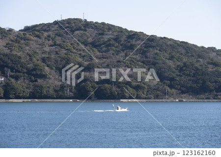 鳥羽湾めぐり遊覧船から望む風景 123162160