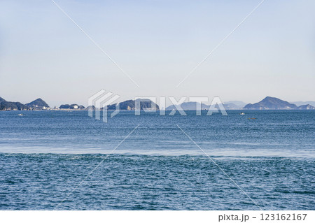 鳥羽湾めぐり遊覧船から答志島、伊勢湾、伊良湖方面を望む 123162167