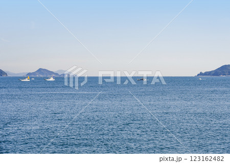 鳥羽湾めぐり遊覧船から神島、伊良湖方面を望む 123162482