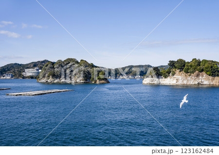 鳥羽湾めぐり遊覧船から三ツ島方面を望む 123162484