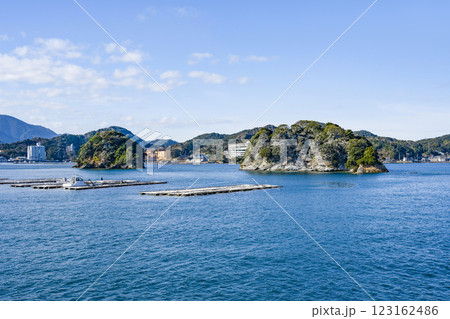 鳥羽湾めぐり遊覧船から三ツ島方面を望む 鳥羽湾めぐり遊覧船から三ツ島方面を望む 123162486