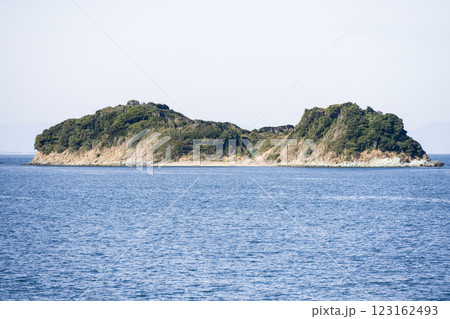 鳥羽湾めぐり遊覧船から望む飛島、長山島 123162493