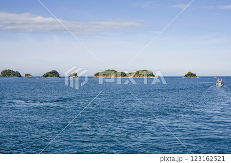 鳥羽湾めぐり遊覧船から望む飛島 123162521