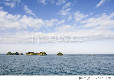 鳥羽湾めぐり遊覧船から望む飛島 鳥羽湾めぐり遊覧船から望む飛島 123162526