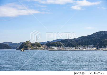 鳥羽湾めぐり遊覧船から答志島桃取町方面を望む 鳥羽湾めぐり遊覧船から答志島桃取町方面を望む 123162577
