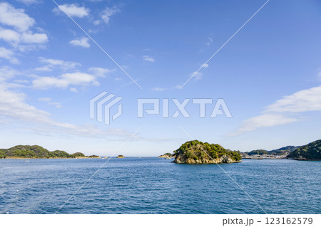 鳥羽湾めぐり遊覧船から伊勢湾、三河湾方向を望む 123162579
