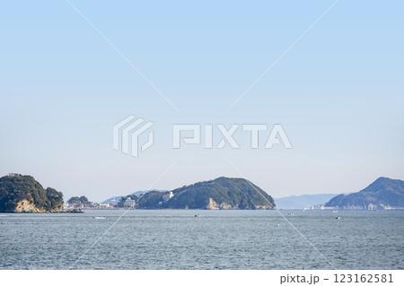 鳥羽湾めぐり遊覧船から答志町、神島方面を望む 123162581