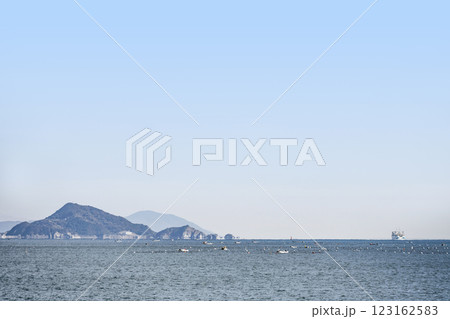 鳥羽湾めぐり遊覧船から、神島方向を望む 鳥羽湾めぐり遊覧船から、神島方向を望む 123162583