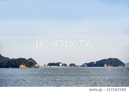 鳥羽湾めぐり遊覧船から、答志島を望む 123162588