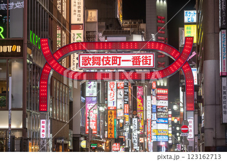 東京・新宿　歌舞伎町一番街 123162713