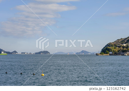 鳥羽湾めぐり遊覧船から神島、伊良湖岬方面を望む 123162742