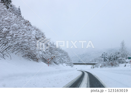 雪の東海北陸道 雪の東海北陸道 123163019