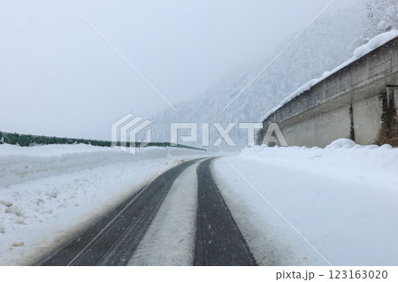 雪の東海北陸道 雪の東海北陸道 123163020