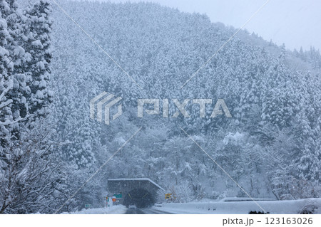 雪の東海北陸道 雪の東海北陸道 123163026
