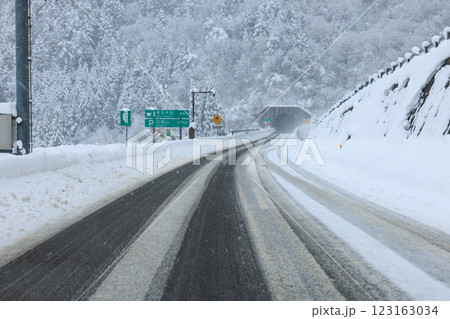 雪の東海北陸道 123163034