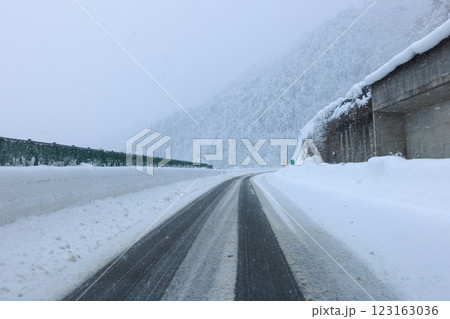 雪の東海北陸道 123163036