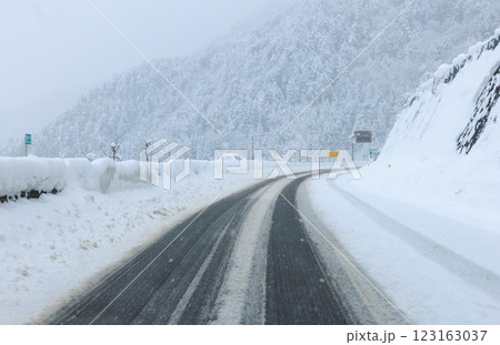 雪の東海北陸道 123163037