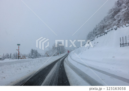 雪の東海北陸道 雪の東海北陸道 123163038