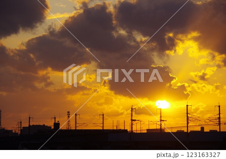 架線柱のシルエットと夕日 123163327