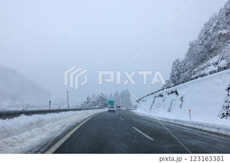 積雪のある東海北陸道 積雪のある東海北陸道 123163381
