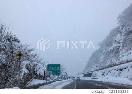 積雪のある東海北陸道 積雪のある東海北陸道 123163382