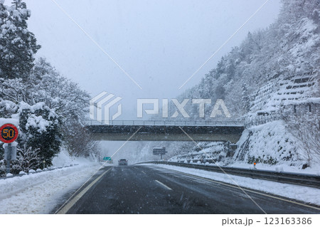 積雪のある東海北陸道 123163386