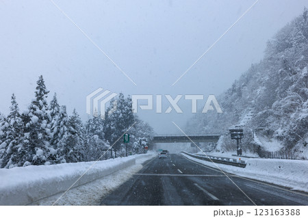積雪のある東海北陸道 積雪のある東海北陸道 123163388