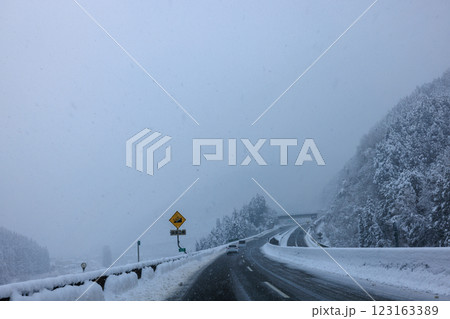 積雪のある東海北陸道 積雪のある東海北陸道 123163389