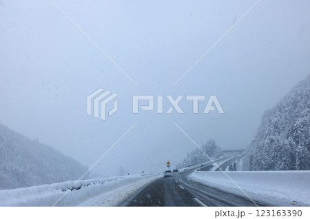 積雪のある東海北陸道 積雪のある東海北陸道 123163390