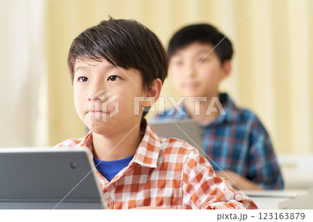 真剣な表情で授業を受ける男子小学生 真剣な表情で授業を受ける男子小学生 123163879
