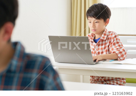 ノートPCを使って勉強をする男子小学生 ノートPCを使って勉強をする男子小学生 123163902