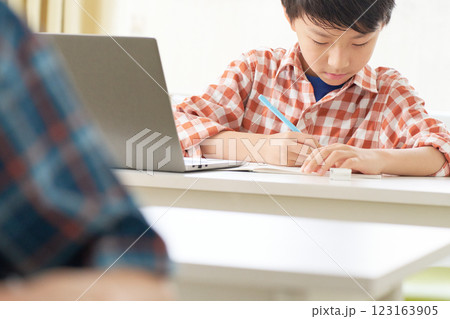 真剣な表情で勉強中の男子小学生 真剣な表情で勉強中の男子小学生 123163905