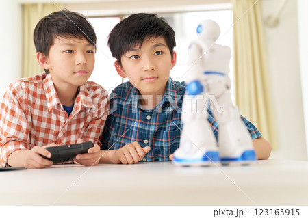 ロボットを動かす男子小学生 ロボットを動かす男子小学生 123163915