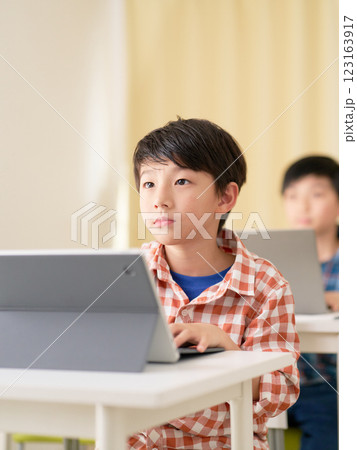 真剣な表情で授業を受ける男子小学生 真剣な表情で授業を受ける男子小学生 123163917