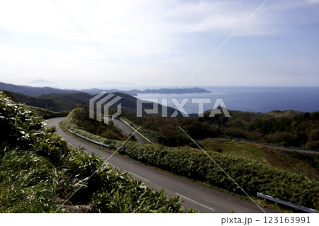 眺瞰台からの眺望 竜泊ラインと日本海 遠くに岩木山を望む 眺瞰台からの眺望 竜泊ラインと日本海 遠くに岩木山を望む 123163991