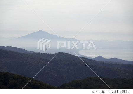 眺瞰台からの眺望 南側に見える岩木山のシルエット 眺瞰台からの眺望 南側に見える岩木山のシルエット 123163992