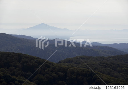 眺瞰台からの眺望 南側に見える岩木山のシルエット 眺瞰台からの眺望 南側に見える岩木山のシルエット 123163993